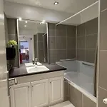 Appartement T2 Avec Terrasse, Climatisé, Centre-ville Antibes, Proche Et Commerces - Fr-1-252-177