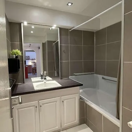 Apartamento T2 Avec Terrasse, Climatise, Centre-ville Antibes, Proche Et Commerces - Fr-1-252-177
